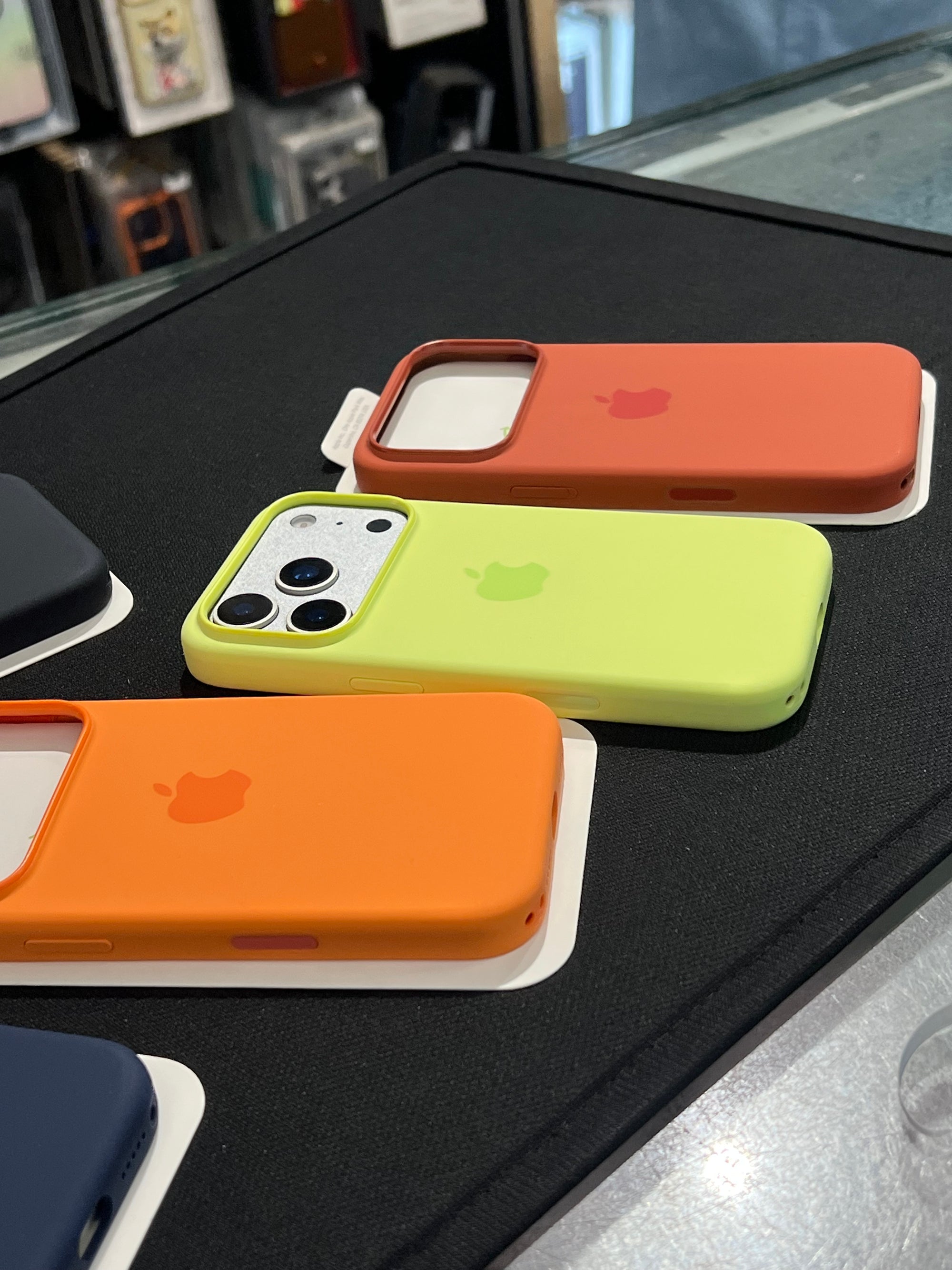 I phone 17 pro max neon yellow original silicon case