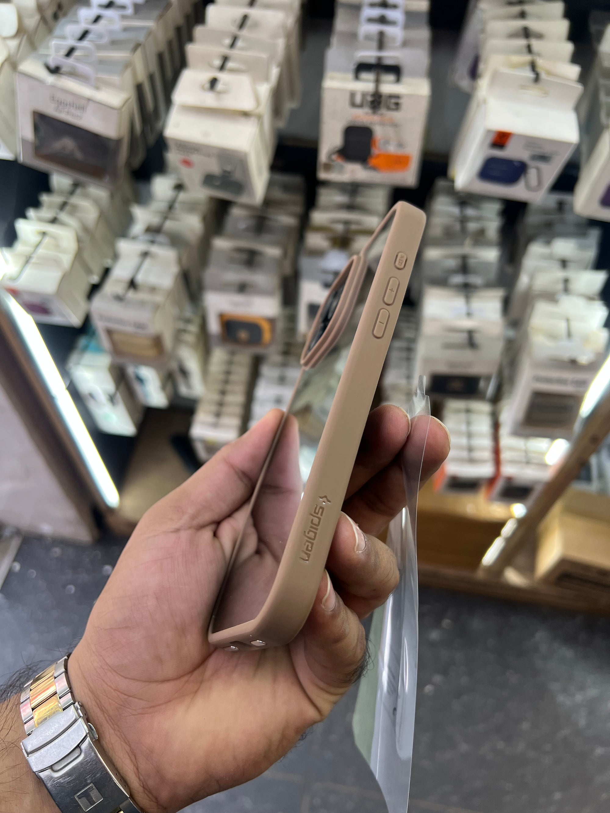 Magsafe desert colour spigen case