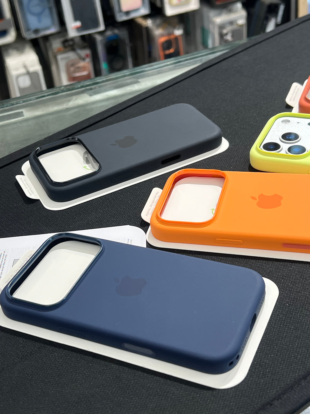 I phone 17 pro original midnight silicon case