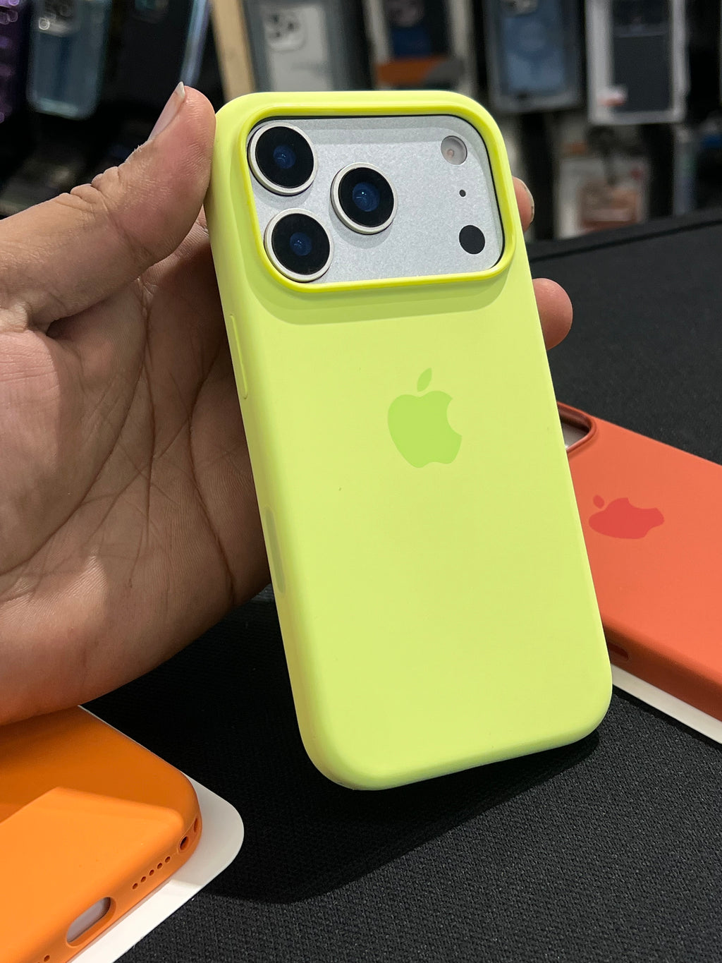 I phone 17 pro neon yellow original silicon case