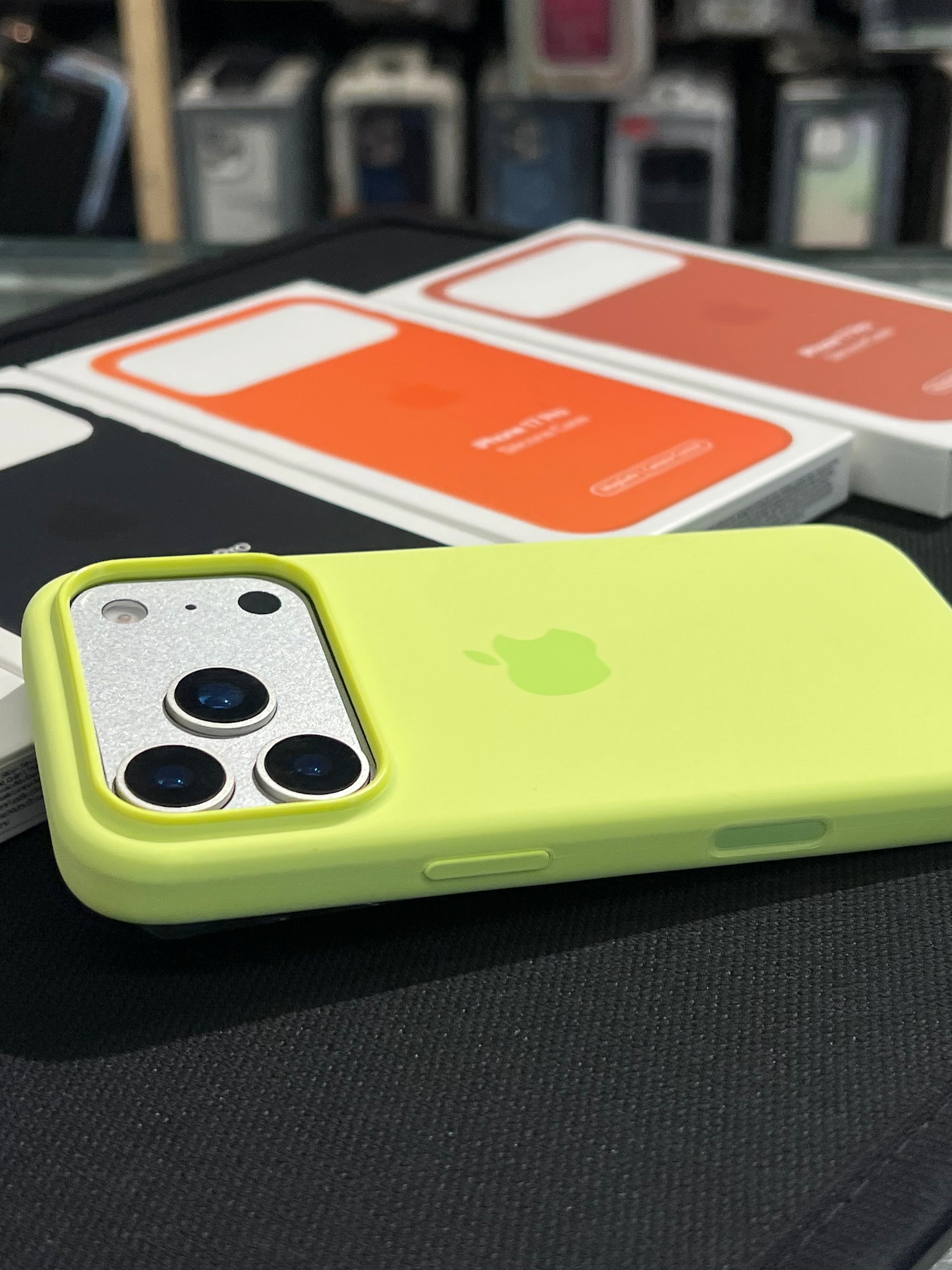 I phone 17 pro max neon yellow original silicon case